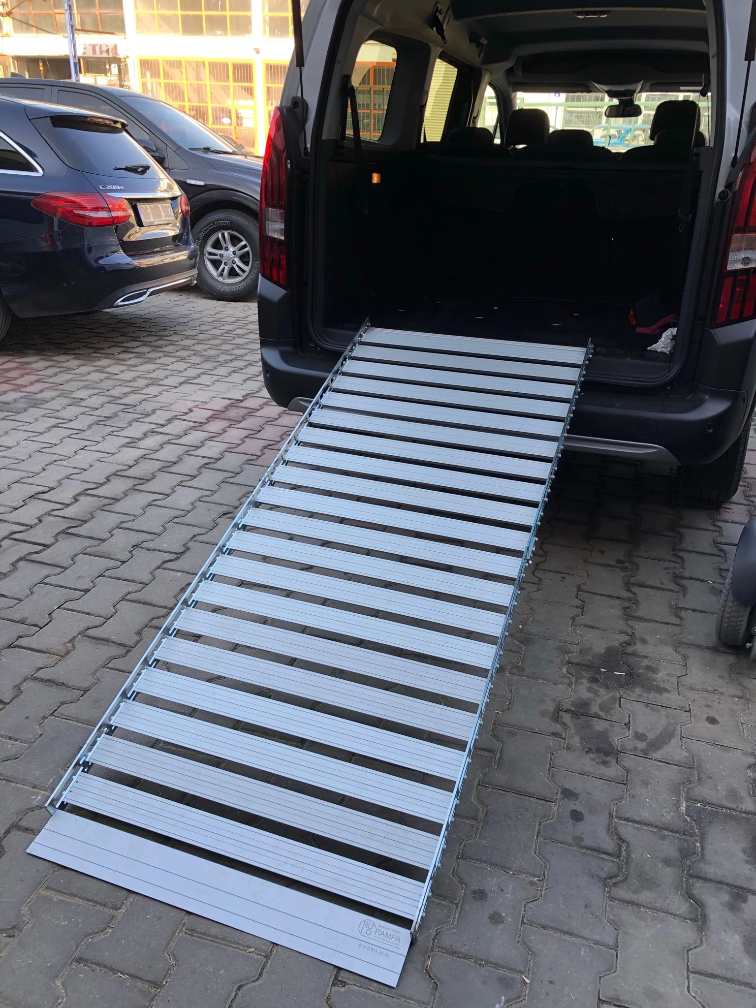 Katlanabilir engelli rampası